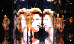 DAVID BOWIE IS: UN VIDEOMAPPING IMMERSIVO CON PROIETTORI PANASONIC HA ARRICCHITO LA MOSTRA AL MAMBO DI BOLOGNA