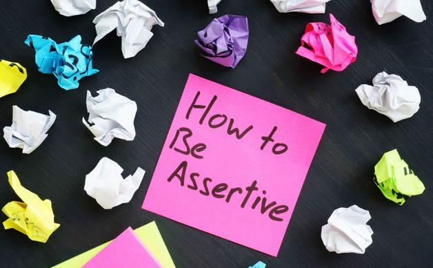 L'assertività si verifica attraverso uno stato comportamentale attivo e mai in opposizione nei confronti di un altro. Di origine latina (serere) la parola assertività significa 