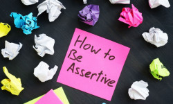 L'assertività si verifica attraverso uno stato comportamentale attivo e mai in opposizione nei confronti di un altro. Di origine latina (serere) la parola assertività significa 